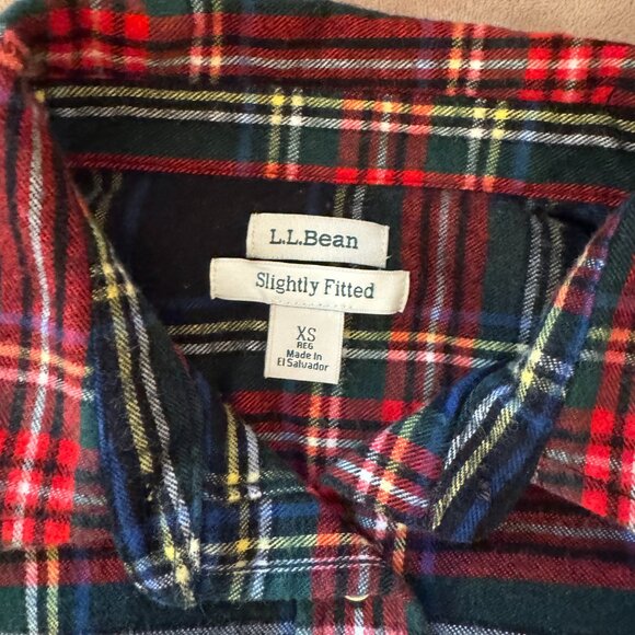 LL Bean Plaid Navy Red Green Slightly Fitted Flannel Button Down - Picture 2 of 4